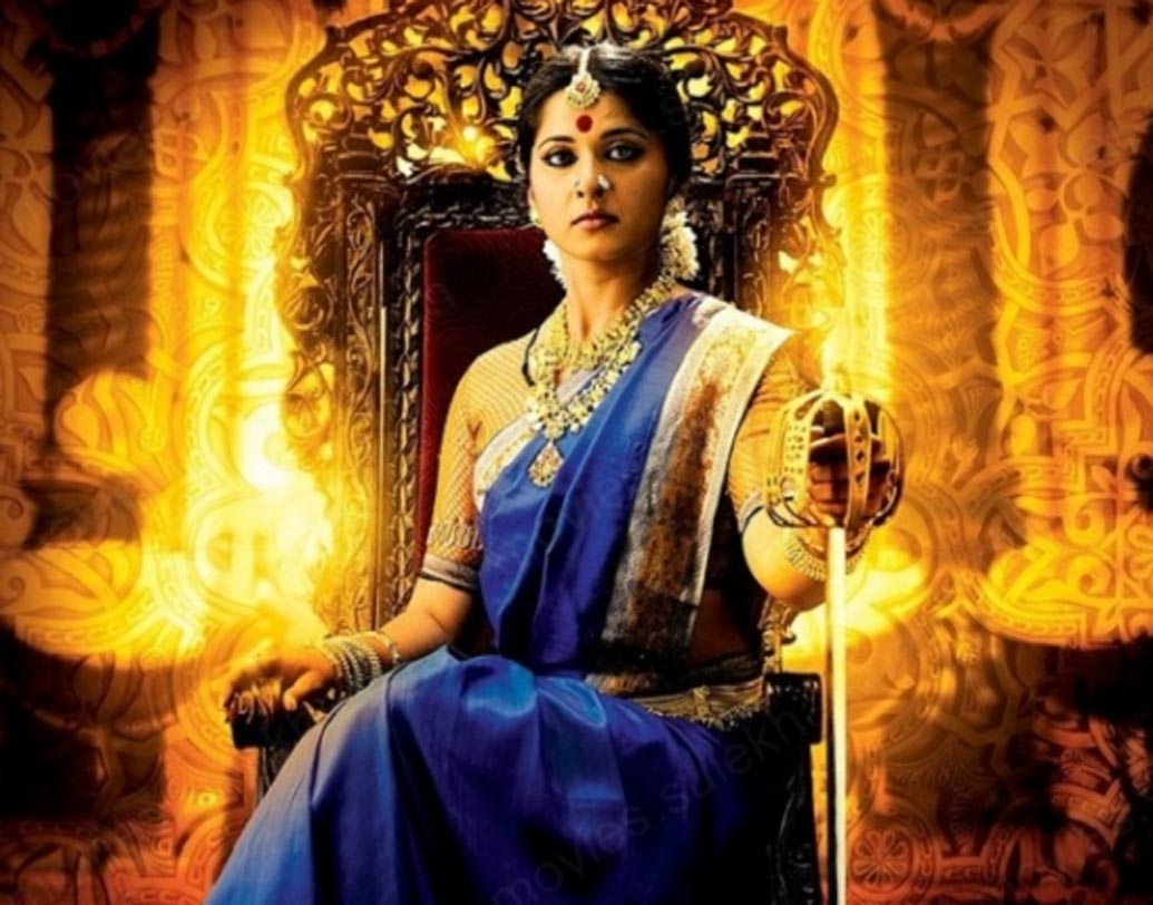 ‘দেবসেনা’ চরিত্রে অভিনয়ের আগে অনুষ্কা নজর কেড়েছিলেন ‘অরুন্ধতী’ চরিত্রে। একজন সর্বগুণসম্পন্না, অস্ত্র চালনায় পারদর্শী রানির চরিত্রে অভিনয় করে মন কেড়েছিলেন কোটি কোটি ভক্তের।