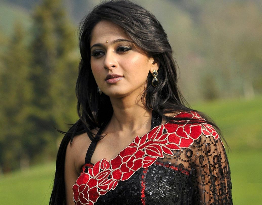 তেলুগু ছবি ‘মহা নন্দী’তে অভিনয়ের পরেই লাইমলাইটে চলে আসেন অনুষ্কা। জানেন কি এক একটি ছবি করতে তিন কোটি দর হাঁকেন অনুষ্কা? ‘রুধরামা দেবী’ ছবির জন্য ৫ কোটি টাকা পারিশ্রমিক নিয়েছিলেন তিনি ।