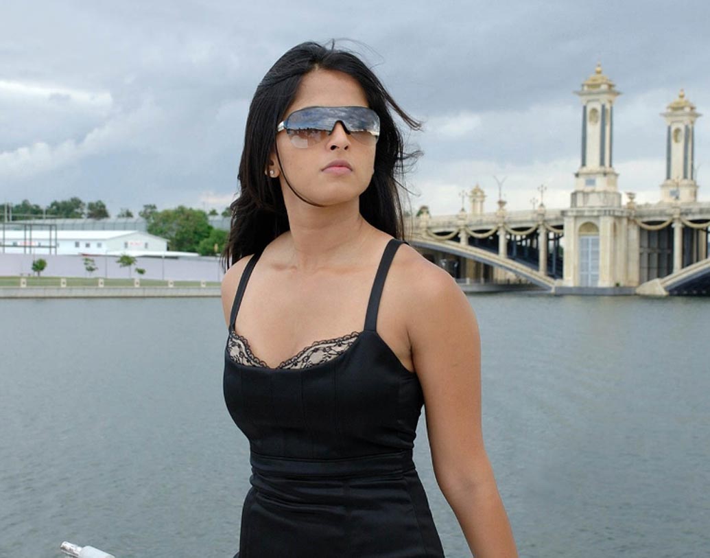 লন্ডনে ছুটি কাটাতেই বেশি পছন্দ করেন অনুষ্কা। কালো রঙের পোশাক তাঁর খুবই পছন্দের। ভালবাসেন চিকেনের যে কোনও ডিশ।