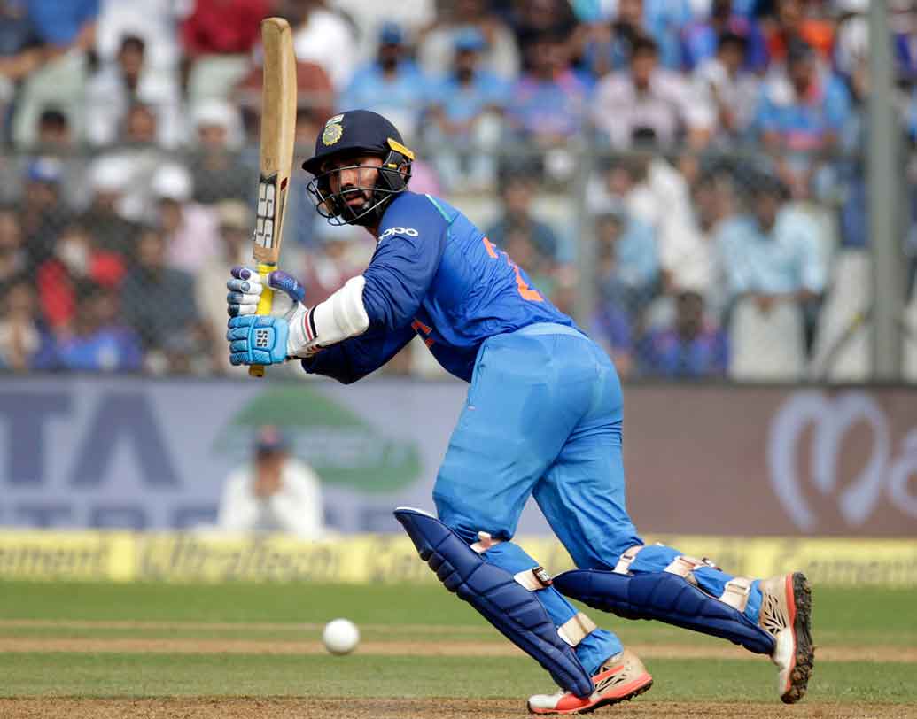 দীনেশ কার্তিক: ওয়ান ডে দলে এই মুহূর্তে শুধুমাত্র ব্যাটসম্যান হিসাবে খেলছেন। উইকেটের পিছনেও যথেষ্ট কার্যকরী। নিউজিল্যান্ডের বিরুদ্ধে সিরিজে ভালই খেলেছেন। তবে ৩২ বছরের কার্তিকের বিপক্ষে যেতে পারে তাঁর বয়স।