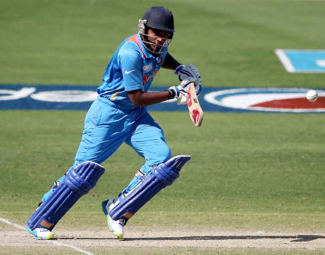 সঞ্জু স্যামসন: ২২ বছরের স্যামসন বহু দিন ধরেই নির্বাচকদের নজরে রয়েছেন। দেশের হয়ে একটি টি২০ ম্যাচও খেলেছেন তিনি। ছোট ফর্ম্যাটে তাঁর বিস্ফোরক ব্যাটিংয় ভরসা যোগাতেই পারে।