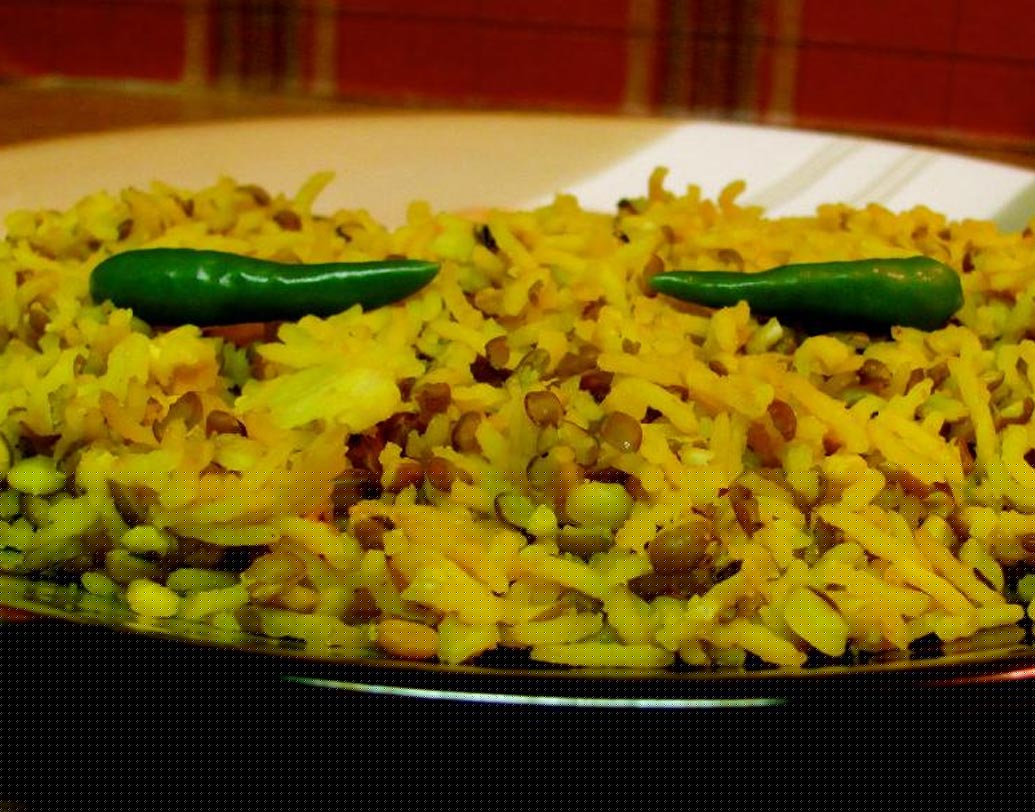 জম্মু ও কাশ্মীর: এই দুই রাজ্যে খিচুড়ি তৈরি করা হয় মুগ ডাল দিয়ে। তাই খিচুড়ি এখানে মোঙ্গ খেতচির।