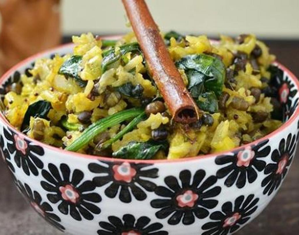 উত্তর প্রদেশ ও উত্তরাখণ্ড: জম্মু ও কাশ্মীরে যেমন খিচুড়ি তৈরি করা হয় মুগ ডাল দিয়ে, তেমন এই দুই রাজ্যে খিচুড়ির প্রধান উপাদান বিউলির ডাল। এখানে খিচুড়ি তাই উরাদ খিচড়ি।