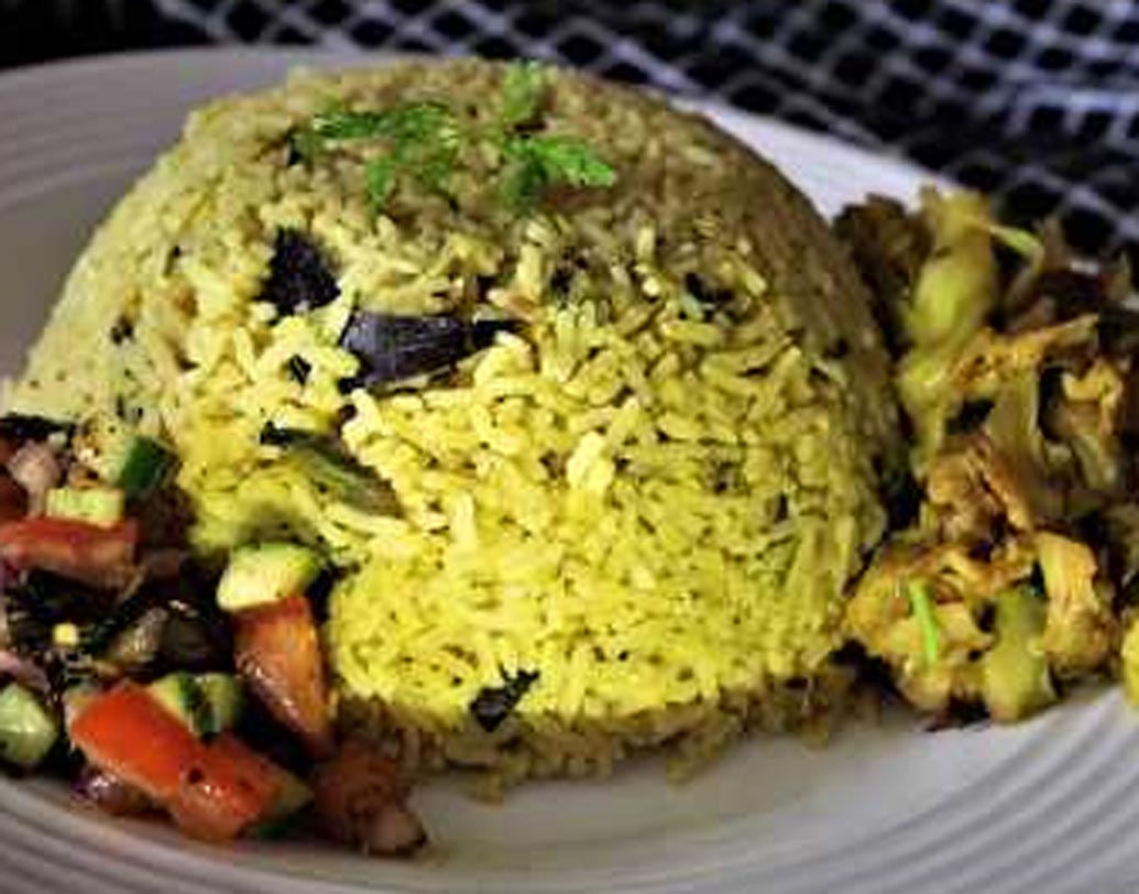 মণিপুর: ভারতের উত্তর পূর্বের প্রায় সব রাজ্যে গেলেই চাখতে পারবেন মণিপুরি খিচুড়ি।