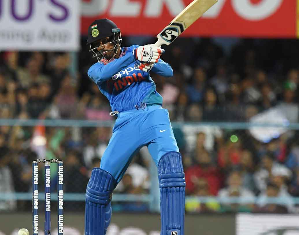 হার্দিক পাণ্ড্য: এই মুহূর্তে হার্দিক দলের সেরা অল রাউন্ডার। তাঁকে রেখেই দল সাজিয়েছে ম্যানেজমেন্ট।