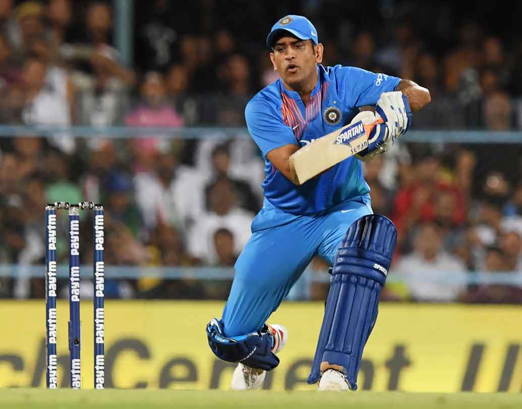 মহেন্দ্র সিংহ ধোনি: শেষ ম্যাচের পর যথেষ্ট কাটাছেঁড়া হচ্ছে ধোনির ব্যাটিং নিয়ে। তাঁর পারফরম্যান্সে নজর থকবে মঙ্গলবারও।