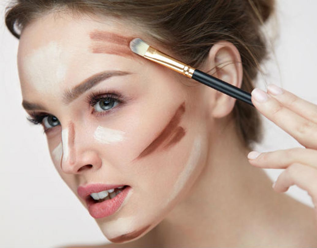 কনট্যুরিং: ব্রাউন লিপস্টিক কনট্যুরিং করার জন্য অনায়াসে ব্যবহার করতে পারেন। গালের হাড়, ভ্রু-র হাড়, চোয়াল, নাকের চারপাশে লাগিয়ে ব্রাশ দিয়ে ব্লেন্ড করে নিন।