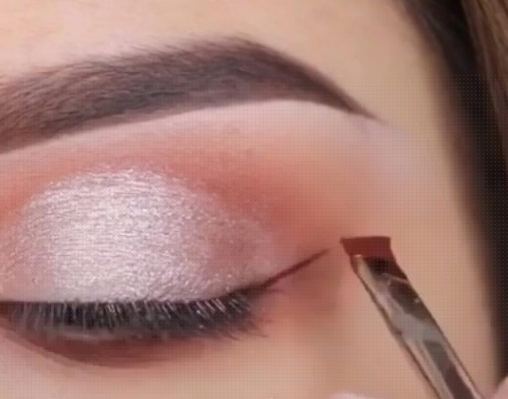 আইলাইনার: রোজ রোজ কালো আইলাইনার লাগাতে একঘেয়ে লাগে? পোশাকের সঙ্গে মিলিয়ে যে কোনও উজ্জ্বল রঙের লিপস্টিক ব্যবহার করতে পারেন আইলাইনার হিসেবে। সরু ব্রাশে লিপস্টিক লাগিয়ে চোখের উপরের পাতায় লাগিয়ে নিন। দেখতেও সুন্দর লাগবে, ঘেঁটে যাওয়ার সমস্যাও নেই।