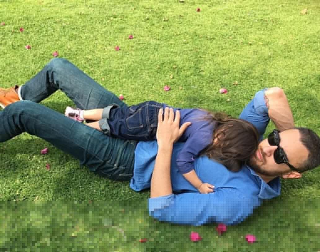 ২০১৪-র ৯ জুন জন্ম ইমারা মালিক খানের। ইমারার বয়স এখন তিন বছর। বলিউডের গ্ল্যামারাস দুনিয়ায় পাপারাতজিরা ইমারাকে খুব একটা ফ্রেমবন্দি করতে না পারলেও, নজর কিন্তু এড়িয়ে যায়নি।