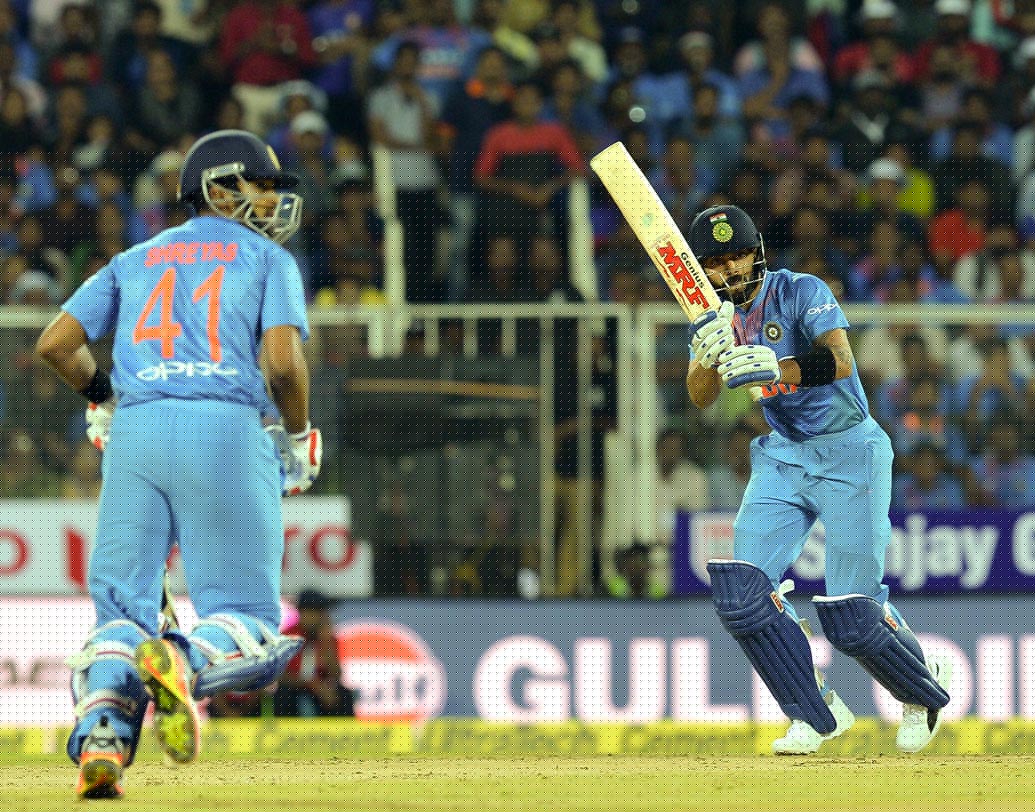 অধিনায়কত্বের পাশাপাশি মিডল অর্ডারে ভারতীয় ব্যাটিংয়ের নিয়ন্ত্রণ নিজের হাতে রেখেছেন কোহালি। প্রথম ম্যাচে অপরাজিত ২৬ এবং দ্বিতীয় ম্যাচে ৬৫ করেন তিনি।