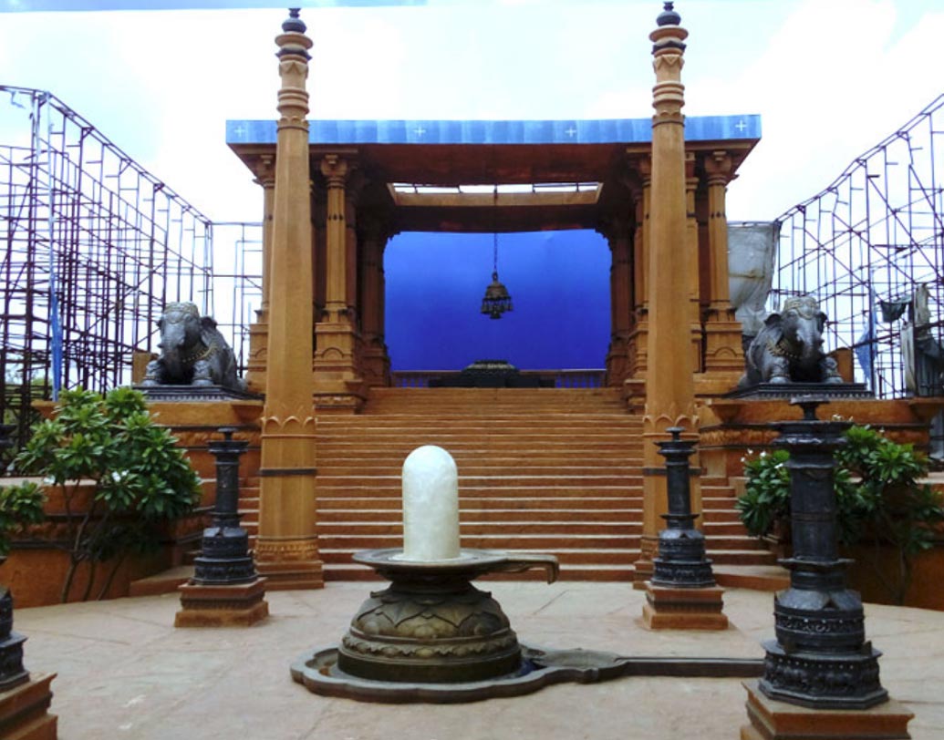 ১০০ একরেরও বেশি এলাকায় তৈরি এই সেট বানাতে খরচ হয়েছিল প্রায় ৬০ কোটি টাকা।