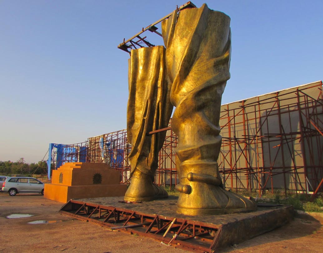 রামোজি ফিল্ম সিটিতে ঢুকে মাহিষ্মতী সাম্রাজ্য ঘুরে দেখতে টিকিটের দাম পড়বে ১২৫০ টাকা থেকে ২৩৪৬ টাকা পর্যন্ত।