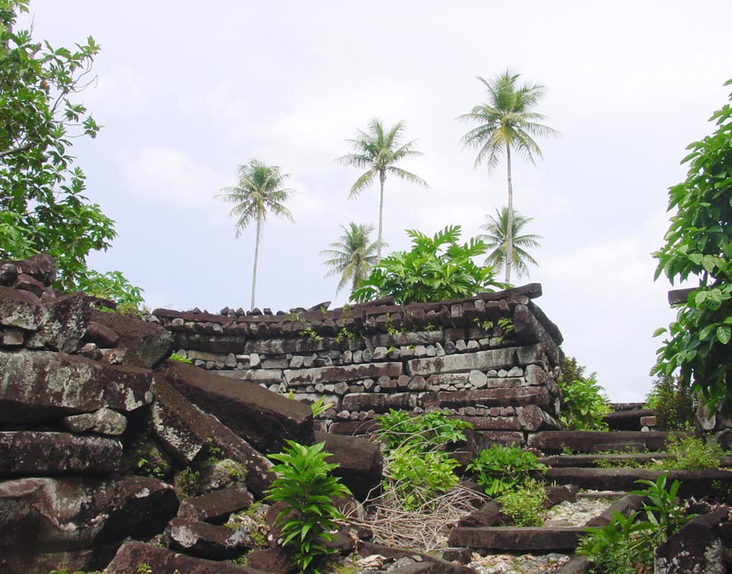 দ্বীপের নাম নান মাদোল। প্রশান্ত মহাসাগরের বুকে মাইক্রোনেশিয়ার পনফেই দ্বীপের পাশে ছোট এই দ্বীপ। পনফেই-এর বাসিন্দাদের কাছে এটি ‘ভূতুড়ে দ্বীপ’ হিসেবে পরিচিত।