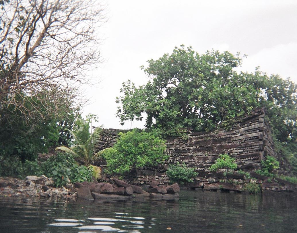 নান মাদোল শব্দটির অর্থ হল, ‘মধ্যবর্তী স্থান’। দ্বীপে ৯৭টি পাথুড়ে ব্লকের মাঝ দিয়ে বয়ে গিয়েছে অনেকগুলি সরু খাল।