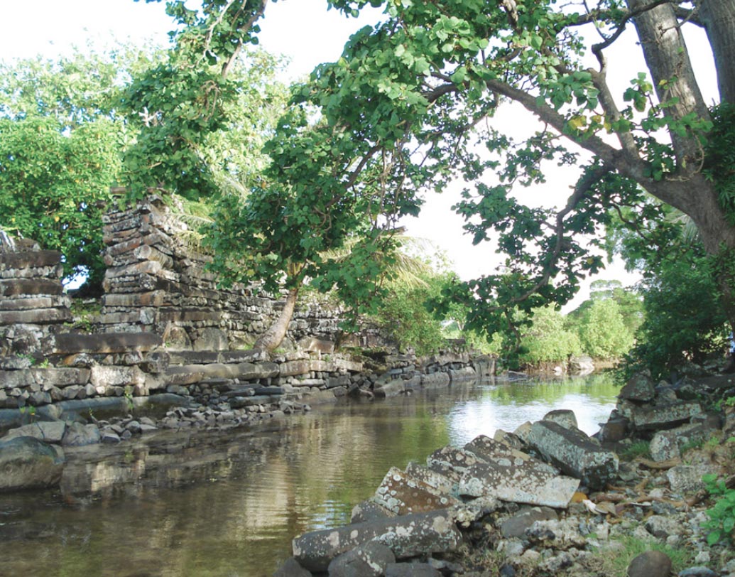 রহস্যময় এই দ্বীপ অস্ট্রেলিয়া থেকে ১৬০০ মাইল দূরে ও লস অ্যাঞ্জেলস থেকে ২৫০০ মাইল দূরে অবস্থিত।