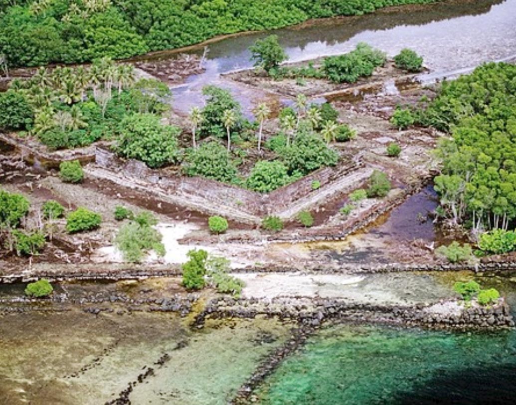 এই দ্বীপে ৯৭টি আলাদা আলাদা ব্লক রয়েছে, যার দেওয়াল ২৫ফুট লম্বা আর ১৭ ফুট চওড়া। কিন্তু মাঝ সমুদ্রে এমন একটি দ্বীপে কারা এই শহর তৈরি করলেন, সেটা আজও অজানা।