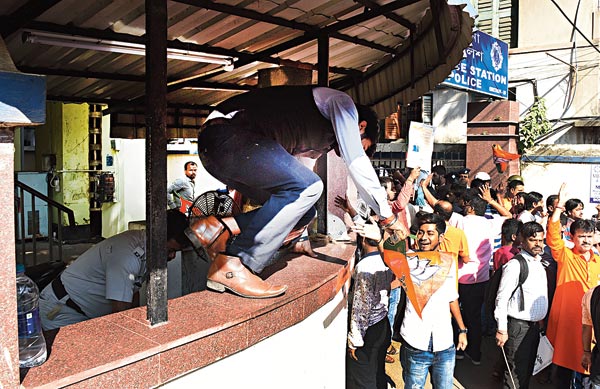 তাণ্ডব: বিজেপির অভিযোগ, নোট বাতিলের বর্ষপূর্তি পালনে তাদের মিছিলে বাধা দিয়েছে তৃণমূল। এর প্রতিবাদেই বৌবাজার থানা চত্বরে ঢুকে তাণ্ডব গেরুয়া সমর্থকদের। বুধবার শহরে। ছবি: দেশকল্যাণ চৌধুরী