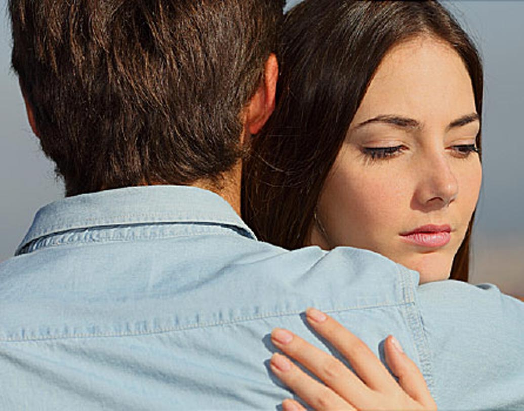 ক্যালিফোর্নিয়া বিশ্ববিদ্যালয়ের মনোবিজ্ঞানী অ্যামি গর্ডন জানিয়েছেন, ঘুমের অভাব মানুষকে অনেক বেশি স্বার্থপর এবং আত্মকেন্দ্রিক করে তোলে। সঙ্গী কোনও ভাল কাজ করলেও, বাহবা দেওয়ার বদলে আপনি ঝগড়ার ফিকির খুঁজবেন।