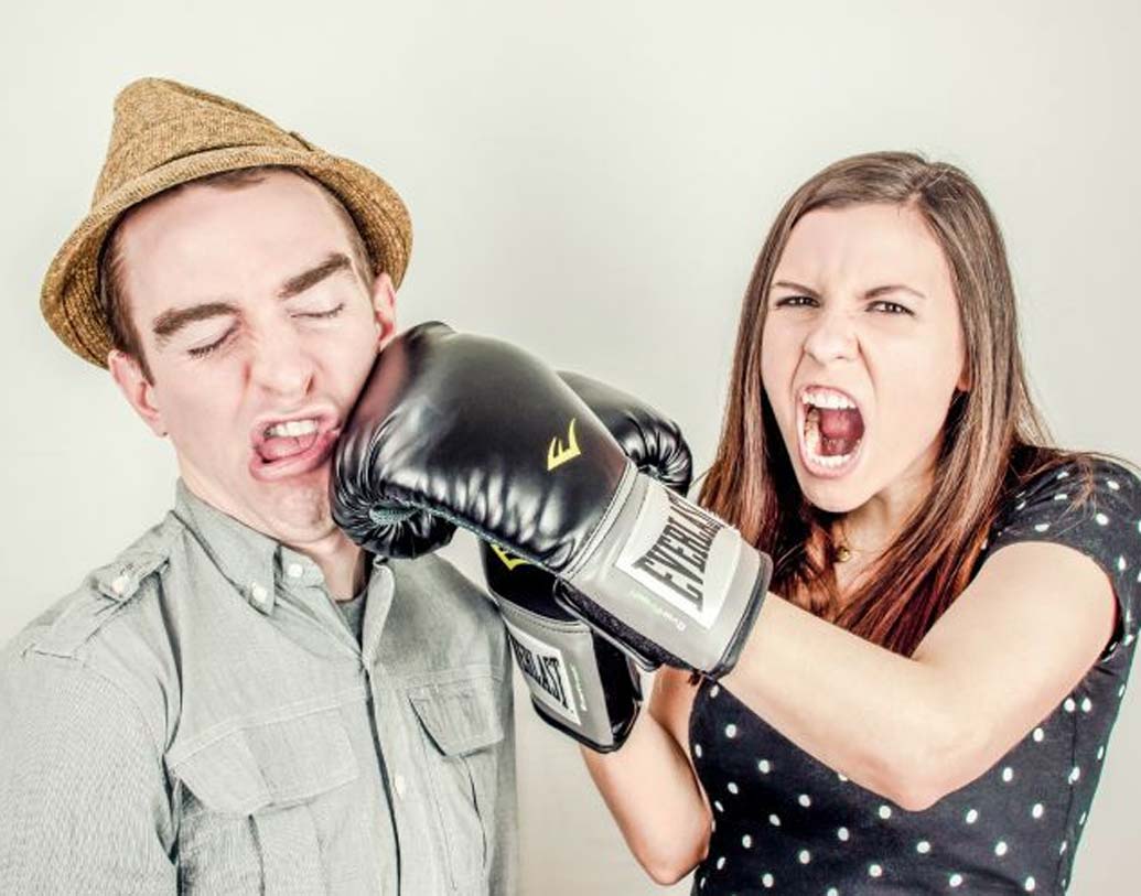 আপনি কি জানেন, পর্যাপ্ত ঘুমের অভাব আপনাকে অনেক বেশি নেতিবাচক করে তুলছে? ওহিও স্টেট ইনস্টিটিউট অব বিহেভেরিয়াল মেডিসিনের গবেষক জ্যানিস কিকোল্টের মতে, যাঁরা কম ঘুমোন তাঁদের খুব ঘন ঘন মানসিকতার পরিবর্তন ঘটে।  কথা বলার ইচ্ছা কমে যায়। যার বিরূপ প্রভাব পড়ে সম্পর্কে।