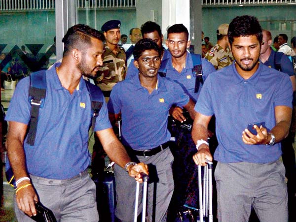 আগমন: কলকাতা বিমানবন্দরে শ্রীলঙ্কা দল। বুধবার। নিজস্ব চিত্র