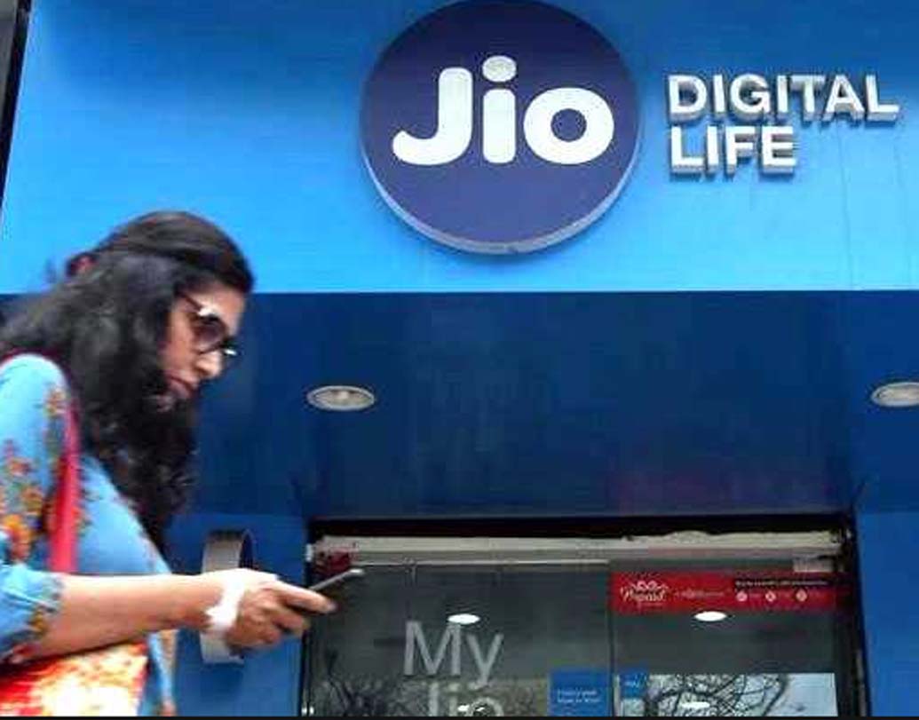 ৩৯৯ টাকা বা তার বেশি রিচার্জ করালে এ বার জিও গ্রাহকেরা পাবেন ২৫৯৯ টাকা পর্যন্ত ক্যাশ ব্যাক। এটি জিও-র ট্রিপল ক্যাশ ব্যাক অফার। এই অফার মিলবে নভেম্বর ১০ থেকে ২৫-এর মধ্যে।