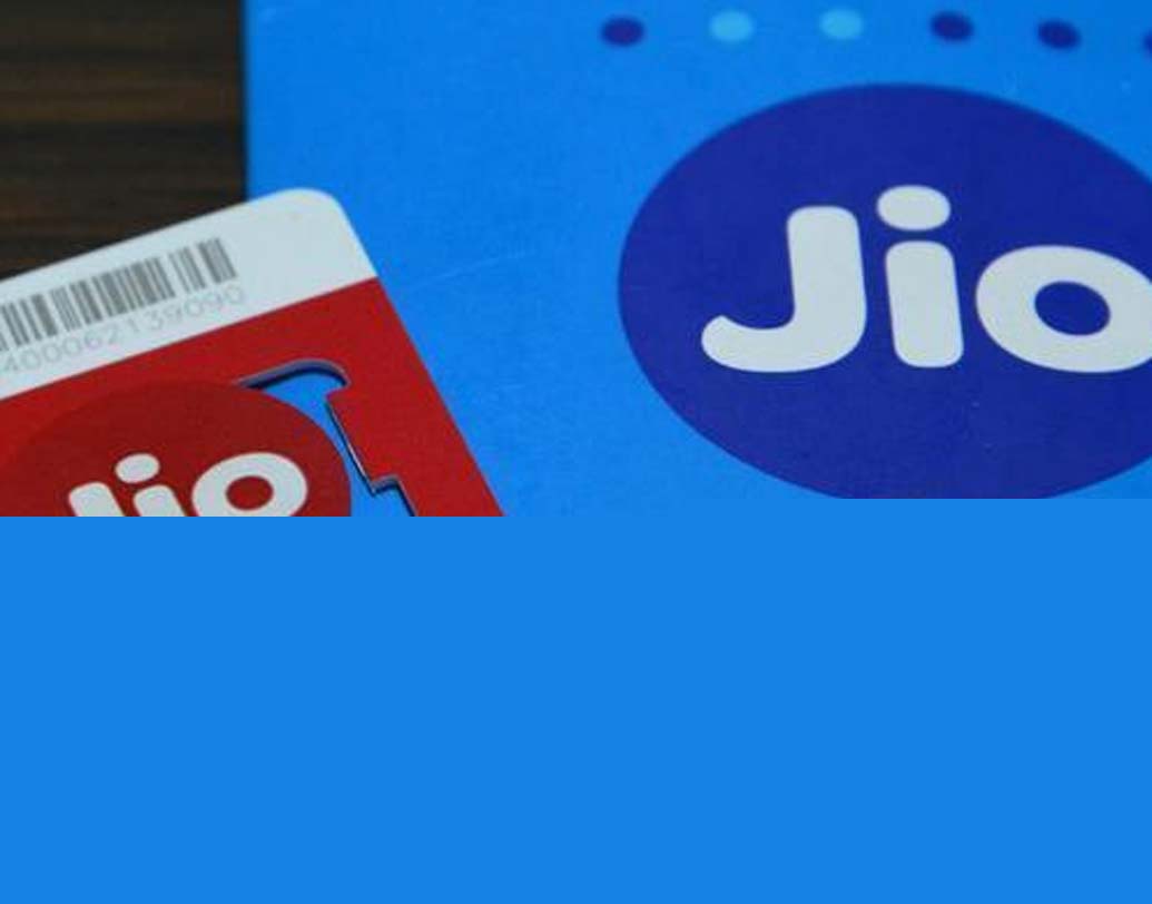 ট্রিপল ক্যাশব্যাক দেওয়া হবে তিন ভাবে। ৩৯৯ টাকা বা তার বেশি রিচার্জে তাৎক্ষণিক ৪০০ টাকা ক্যাশ ব্যাক দেওয়া হবে। তাছাড়া ৩০০ টাকা পর্যন্ত ক্যাশ ব্যাক মিলবে ই-ওয়ালেটের মাধ্যমে। বাকি ১,৮৯৯ টাকা পর্যন্ত ই-ভাউচার দেওয়া হবে। এই ভাউচার কাজে লাগিয়ে গ্রাহকেরা অনলাইন শপিং করতে পারবেন।