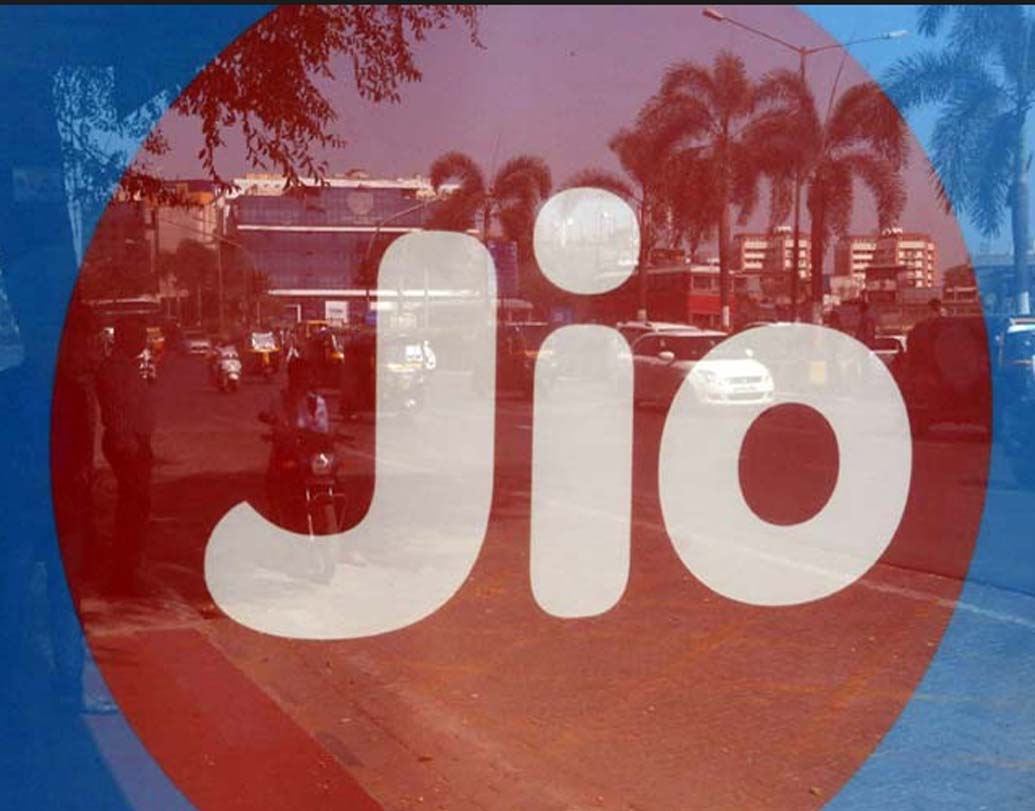 নতুন ক্যাশ ব্যাক অফার পেতে হলে জিও গ্রাহকদের ৩৯৯ টাকা বা তার বেশি রিচার্জ করাতে হবে মাইজিও ডটকম বা জিও মোবাইল অ্যাপ্লিকেশন থেকে। ৪০০ টাকার ক্যাশ ব্যাক দেওয়া হবে ৫০ টাকার আটটি ভাউচারে। যেগুলি গ্রাহকেরা পরে রিচার্জ করে ব্যবহার করতে পারবেন।