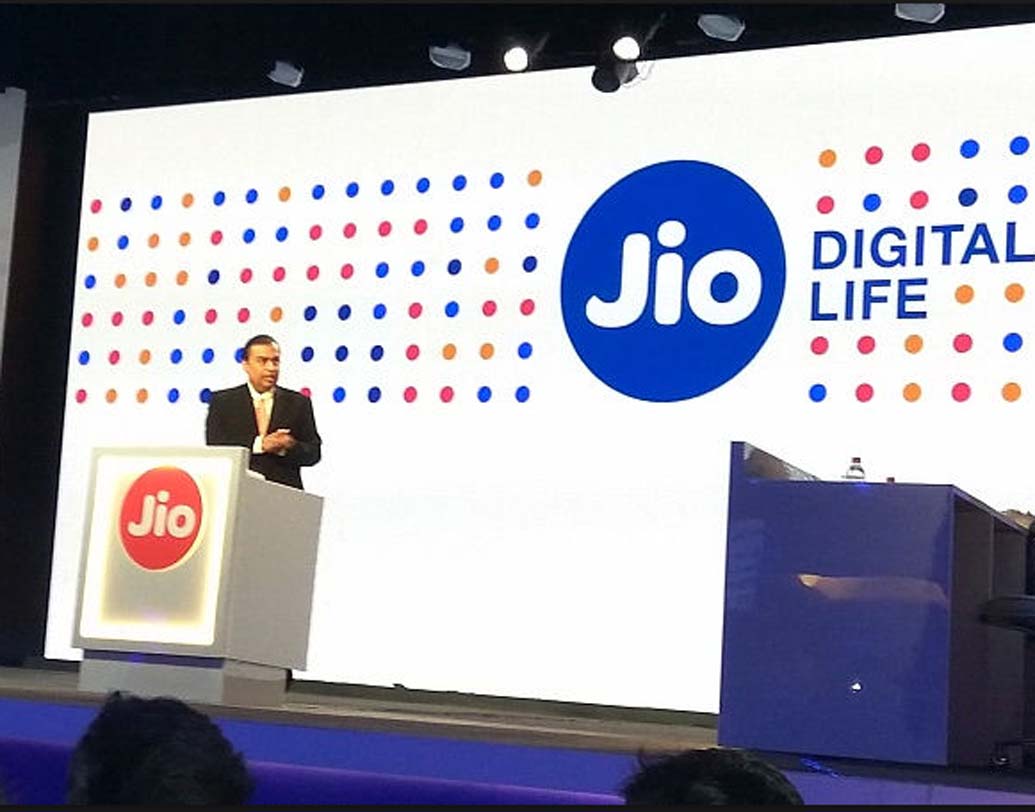 রিলায়্যান্স জিও-র সঙ্গে অংশীদারিত্ব রয়েছে অনেকগুলি ই-ওয়ালেট সংস্থার। যেমন- আমাজন পে, পেটিএম, মোবিউইক, অ্যাক্সিস পে এবং ফ্রিচার্জ। নতুন ক্যাশ ব্যাক অফার পেতে হলে এই সংস্থাগুলিতে কোনও একটিতে আপনার অ্যাকাউন্ট থাকতে হবে।