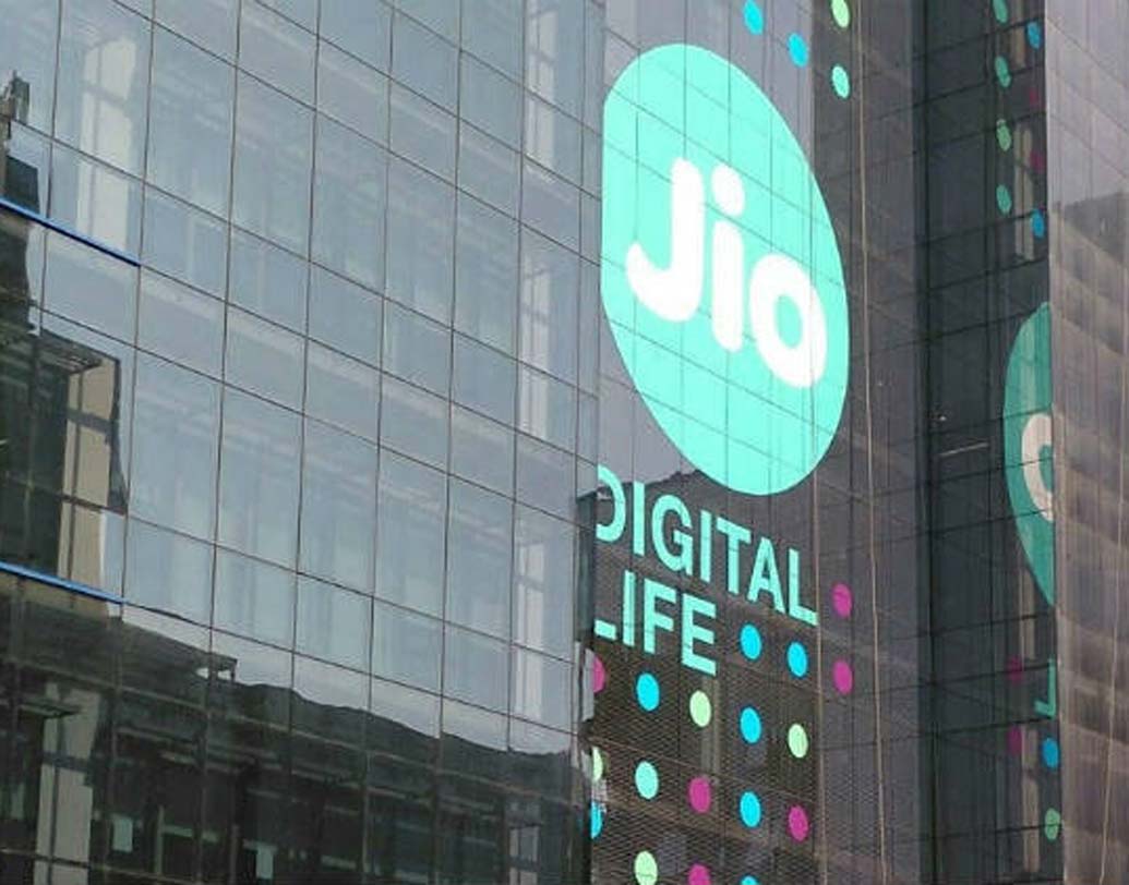 নতুন জিও গ্রাহকেরা পেটিএমে রিচার্জ করলে ৫০ টাকা ক্যাশব্যাক, আমাজন পে-তে ৯৯ টাকা, ফোন পে-তে রিচার্জ করলে ৭৫ টাকা ক্যাশব্যাক, অ্যাক্সিস পে-তে ১০০ টাকা, ফ্রিচার্জ-এ ৫০ টাকা এবং মোবিউইকে রিচার্জ করলে সবচেয়ে বেশি ৩০০ টাকা ক্যাশব্যাক পাবেন।