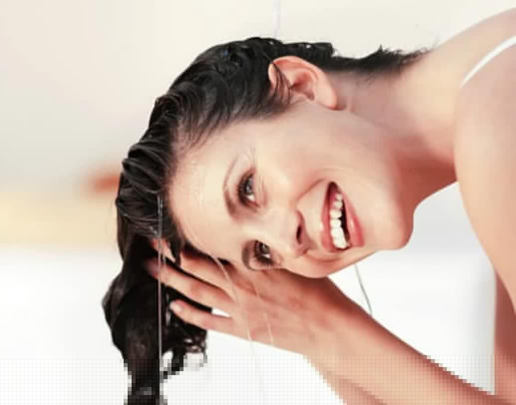 নিজের চুলের ধরন অনুযায়ী কোনও ভাল ব্র্যান্ডের শ্যাম্পু দিয়ে নিয়মিত চুল ধুয়ে নিন। স্ক্যাল্পে শ্যাম্পু লাগাবেন, চুলে নয়। ঠান্ডা বা হালকা গরম জলে চুল ধোবেন। বেশি গরম জলে নয়।