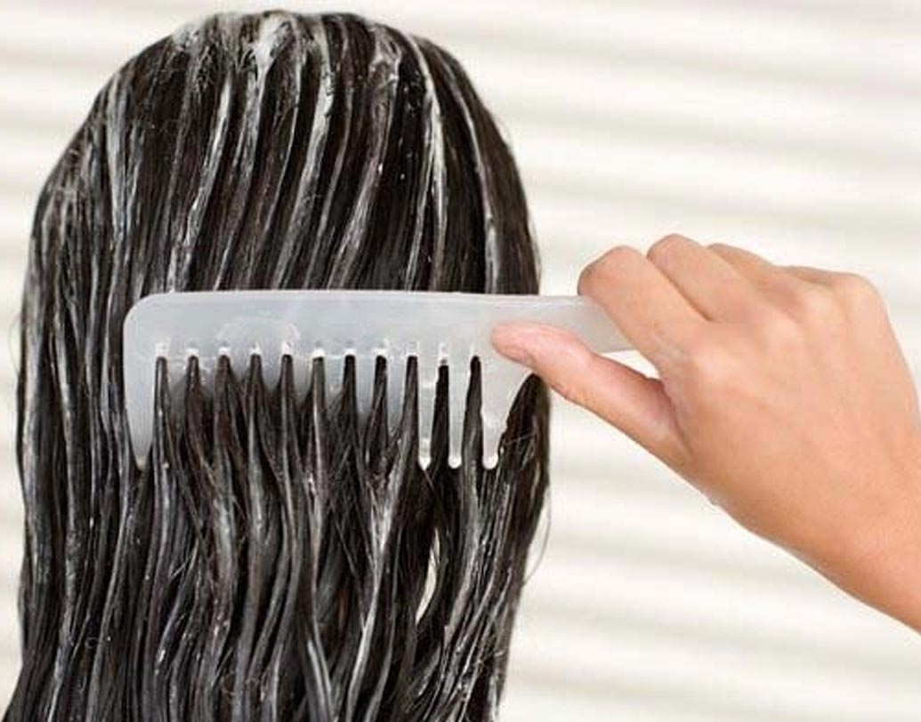 চুলের মাঝে মাঝেই ডিপ কন্ডিশনিং প্রয়োজন। শ্যাম্পু করার পর চুল শুকনো করে মুছে নিয়ে গোড়া থেকে ডগা পর্যন্ত ভাল করে কন্ডিশনার লাগান। মোটা দাঁতের চিরুনি দিয়ে আঁচড়ান। ১০ মিনিট থেকে ১ ঘণ্টা পর্যন্ত রেখে জল দিয়ে ধুয়ে ফেলুন।