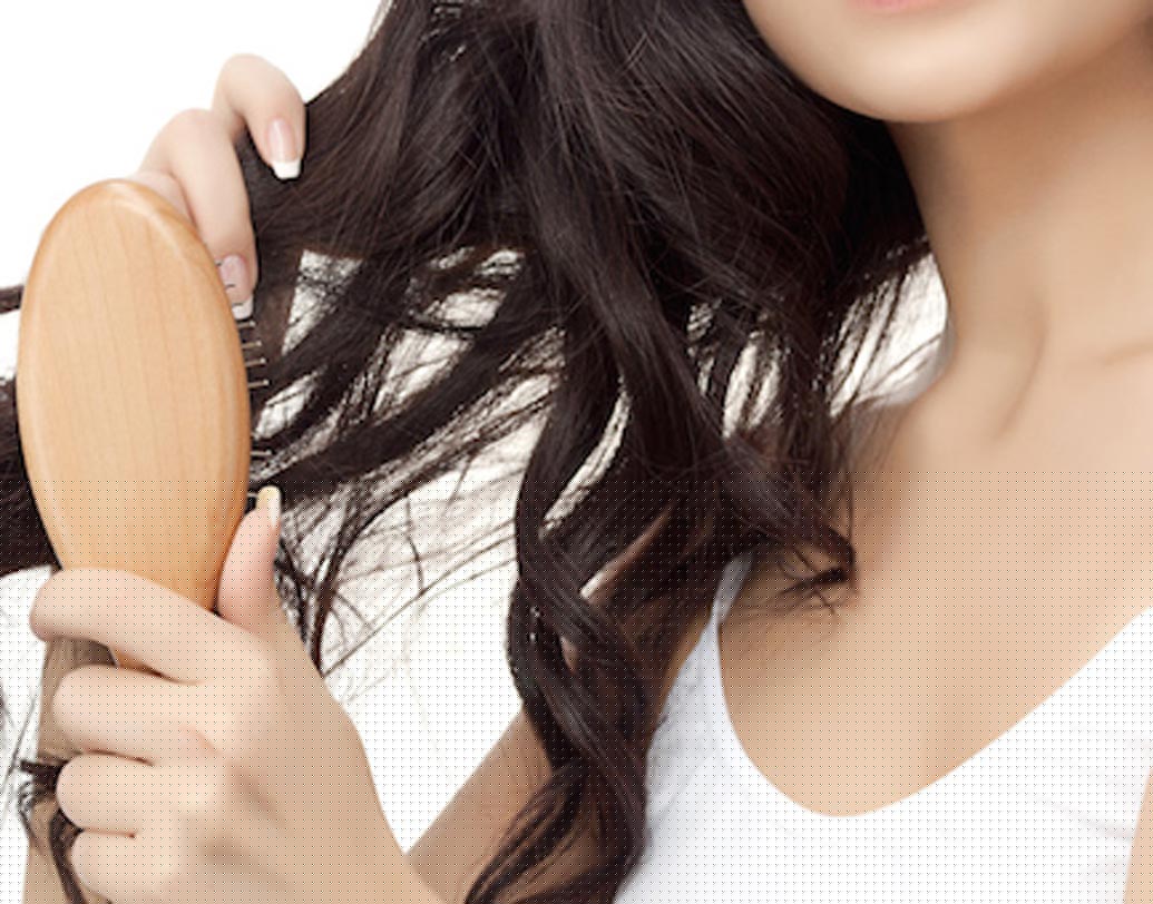 চুল ভাল রাখতে নিয়মিত জট ছাড়ানো জরুরি। কিন্তু জট ছাড়াতে গিয়েই সবচেয়ে বেশি চুল পড়ে। ভেজা চুলে জট ছাড়াবেন না। শুকনো চুলে ধীরে ধীরে যত্ন নিয়ে জট ছাড়ান।