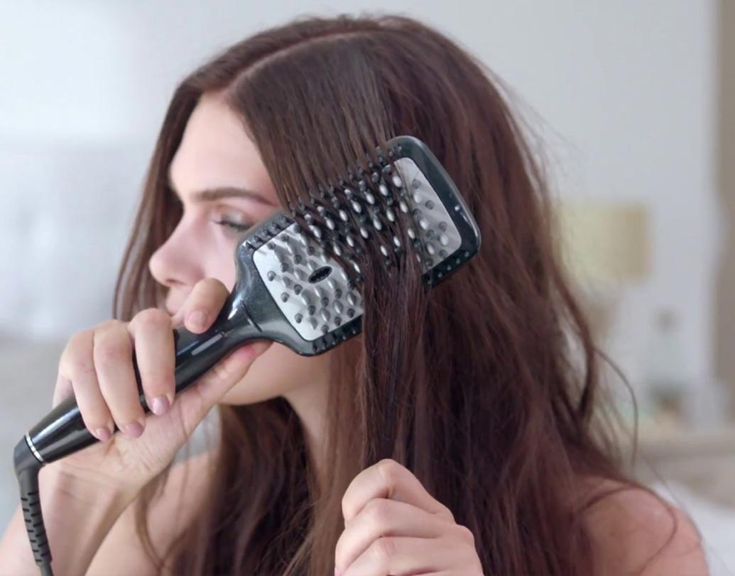 আপনি কি নিয়মিত চুল স্ট্রেট করেন, ব্লো ড্রাই করেন? অন্য সময় করলেও এখন বিয়ের আগে যদি চুলের বারটা বাজাতে না চান তা হলে হিট থেকে চুল দূরে রাখুন।