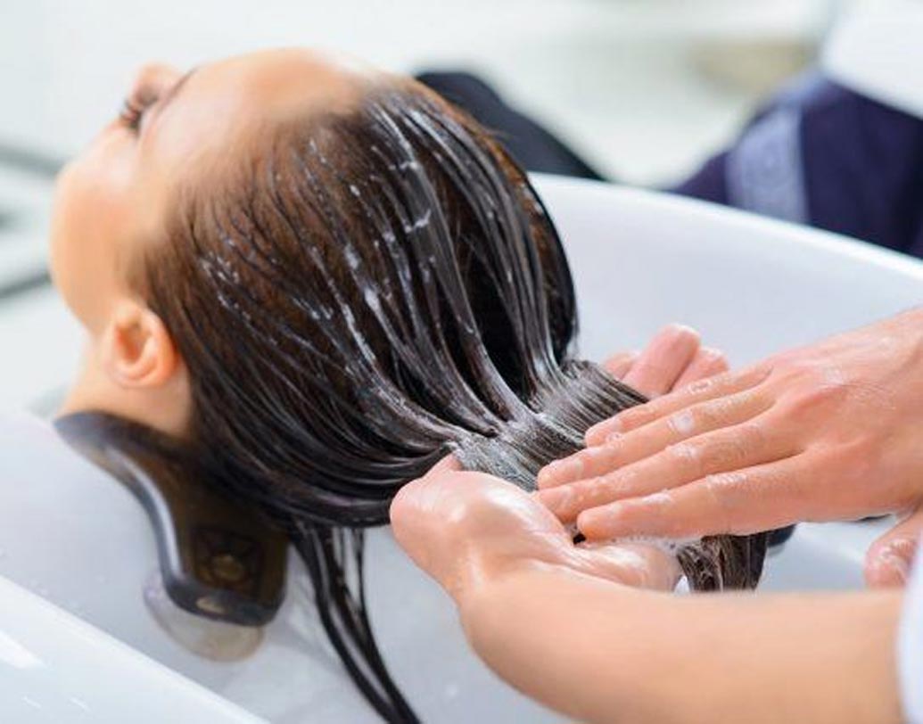 শুধু বাড়িতে নয়। প্রফেশনাল কেয়ার নেওয়ারও প্রয়োজন রয়েছে। বিয়ের আগে অবশ্যই চুল ট্রিম করান ও নিয়মিত স্যালোঁতে গিয়ে স্পা করান।