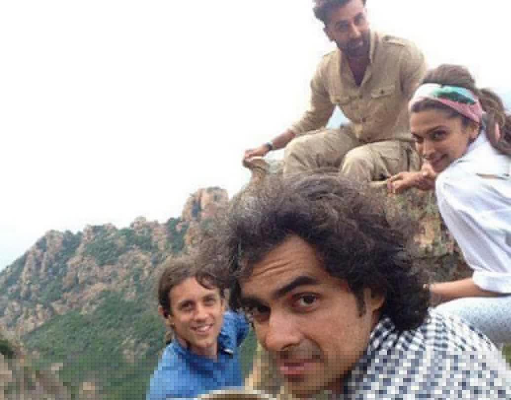 তামাশা:
এই সিনেমা নিয়ে এক সময় তরজা কম হয়নি। সদ্য ব্রেকআপের পর ইমতিয়াজ আলির ‘তামাশা’তে একসঙ্গে অভিনয় করেছিলেন রণবীর কপূর ও দীপিকা পাড়ুকোন। সেই ছবির শুটিং চলাকালীন ক্যামেরার পিছনে পরিচালক ও ছবির অন্যান্য কলাকুশলীদের সঙ্গে নায়ক-নায়িকা।