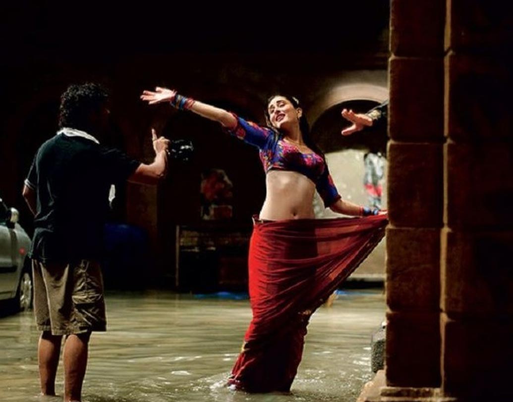 চামেলি:
বক্স অফিসে তেমন দাগ কাটতে না পারলেও লাল শিফন শাড়ি আর নীল প্রিন্টেড ব্লাউজে করিনার ‘ভাগে রে মন’ জনপ্রিয় হয়েছিল দর্শকদের মধ্যে। সেই গানের শুটিং চলাকালীন তোলা হয়েছিল ছবিটি।