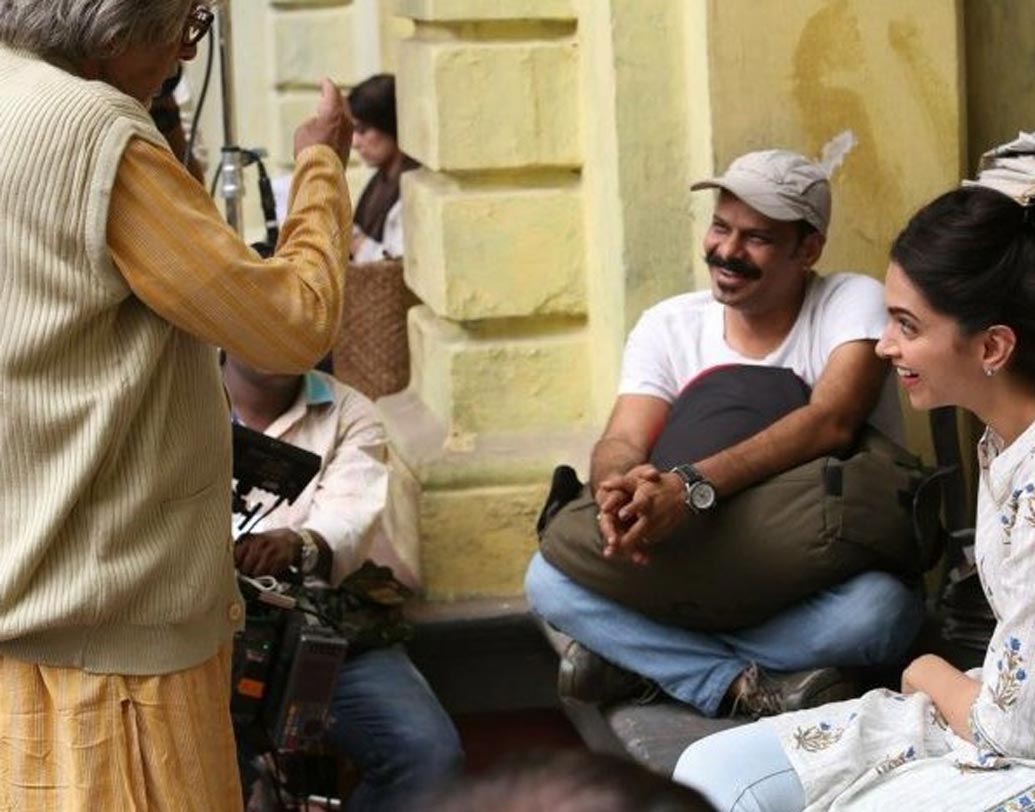 পিকু:
শুটিংয়ের মাঝে আড্ডার মুডে অমিতাভ বচ্চন ও দীপিকা পাড়ুকোন।