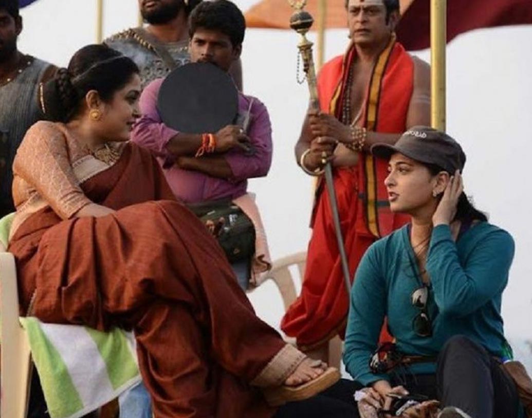 বাহুবলী:
ছবি নিয়ে উন্মাদনার শেষ নেই। অনেকের মুখস্থও হয়ে গিয়েছে এই ছবির একাধিক দৃশ্য। কিন্তু শুটিংয়ের ফাঁকে এমন অবসরের দৃশ্য হয়তো আগে দেখেননি দর্শকরা। জমিয়ে আড্ডা দিচ্ছেন ‘শিবগামী’ থুড়ি রাম্যা কৃষ্ণান।