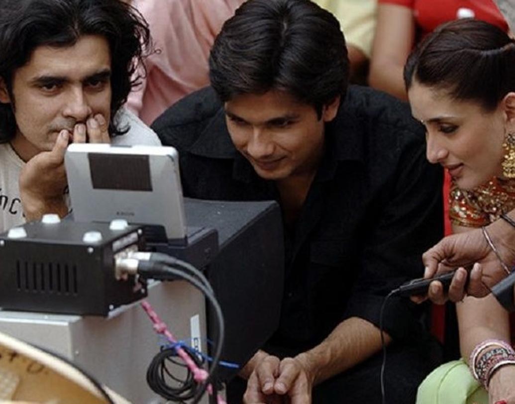 যব উই মেট:
শুধুমাত্র অভিনয় করেই ক্ষান্ত হওয়া চলবে না। কেমন হল অভিনয়, দেখে নিতে হবে সেটাও। ‘যব উই মেট’ ছবিতে সেই কাজেই ব্যস্ত শহিদ-করিনা।