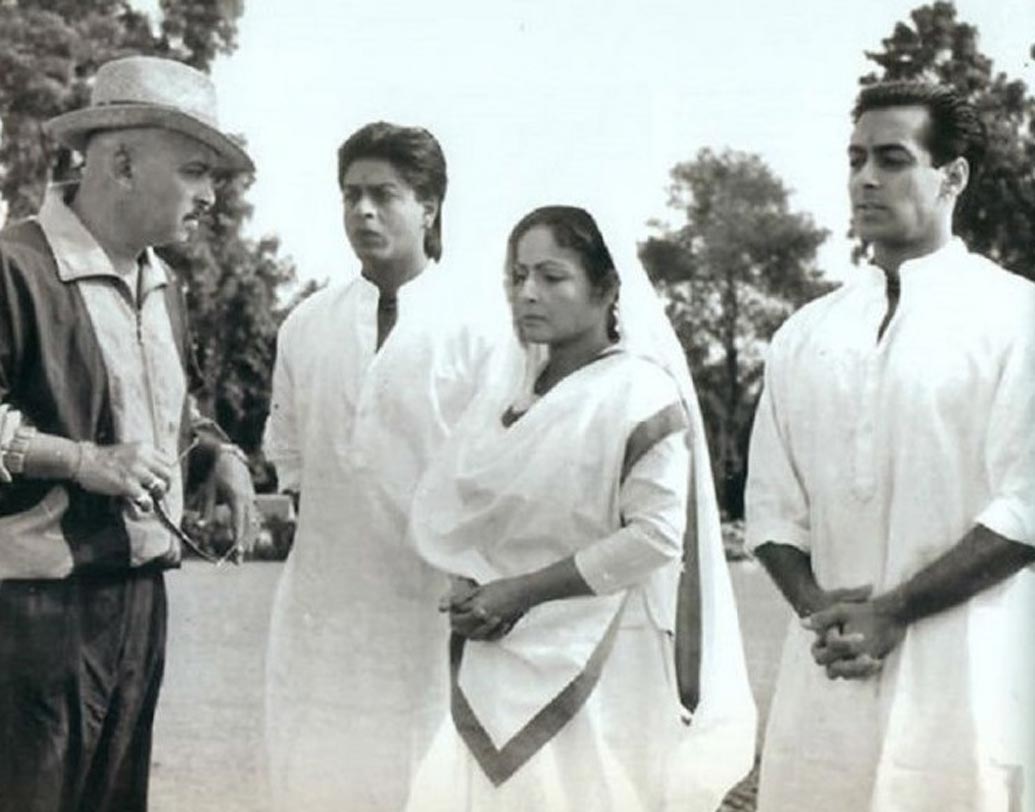 কর্ণ-অর্জুন:
শুটের আগে চলছে নির্দেশ দেওয়ার পালা। রাখি গুলজারের সঙ্গে শাহরুখ খান ও সলমন খান।