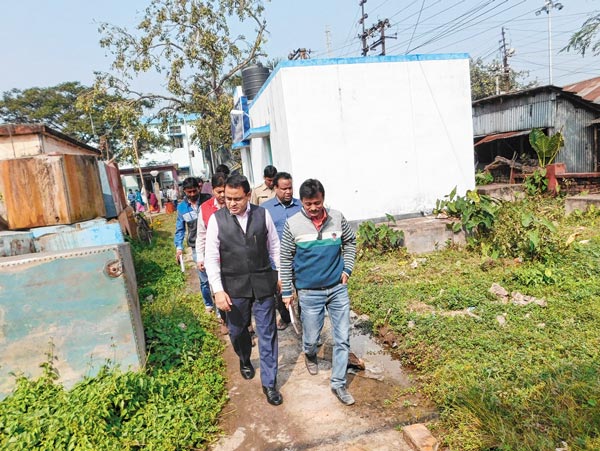 পরিদর্শন: হাসপাতাল চত্বর ঘুরে দেখছেন আধিকারিকেরা। নিজস্ব চিত্র