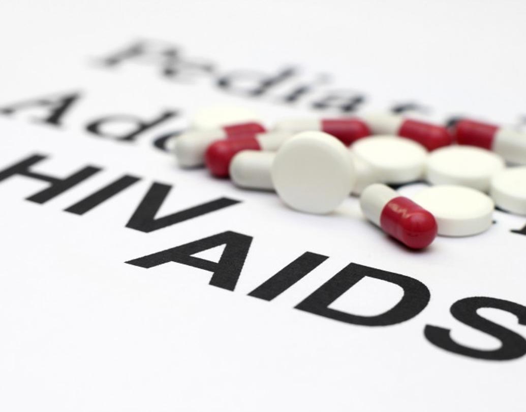 আধুনিক চিকিত্সা পদ্ধতিতে এইচআইভি পজিটিভ কোনও বড় সমস্যা নয়: চিকিত্সকরা জানাচ্ছেন এই ভুল ধারণার ফলে বর্তমান প্রজন্মের মধ্যে অসুরক্ষিত যৌন মিলনের প্রবণতা বাড়ছে। যার ফলে এইচআইভি সংক্রমণ ছড়িয়ে পড়ছে।