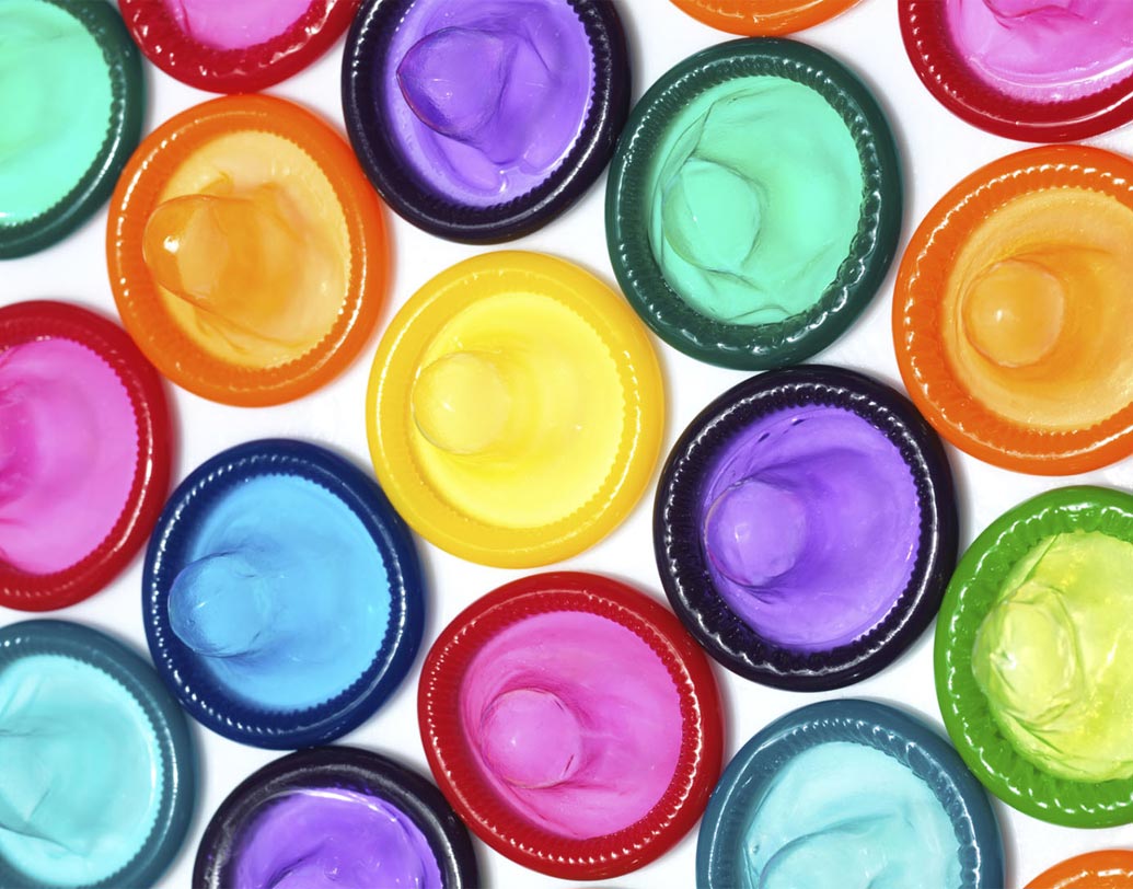 যদি দুজন পার্টনারের এইচআইভি পজিটিভ হয় তা হলে কন্ডোম ব্যবহারের প্রয়োজন নেই: সব এইচআইভি স্ট্রেইন এক রকম হয় না। এক সঙ্গে একাধিক স্ট্রেইনে আক্রান্ত হলে জটিলতা বাড়ে। যাকে বলা হয় সুপারইনফেকশন।