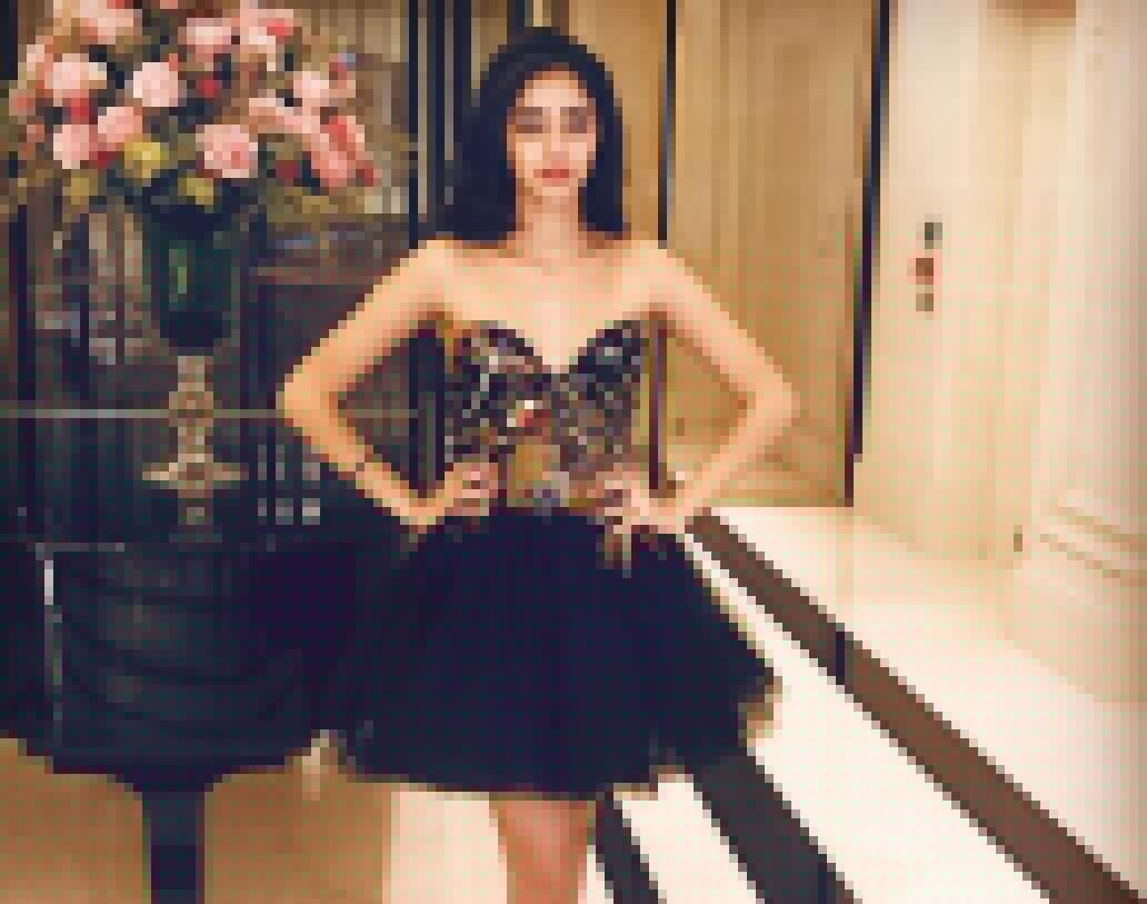 ব্যালের অনুষ্ঠানে বিখ্যাত ডিজাইনার আবু জানি সন্দীপ খোসলার এই ‘ফায়ারফ্লাই’ ড্রেস পরেছিলেন অনন্যা।