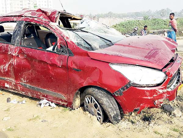 এ ভাবেই দুমড়ে গিয়েছে দুর্ঘটনাগ্রস্ত গাড়ি। বৃহস্পতিবার, নিউ টাউনে। —নিজস্ব চিত্র।