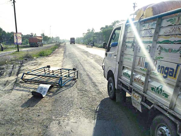 যত্রযত্র: এ ভাবেই রাস্তার পাশে পড়ে থাকে গার্ডরেল। —নিজস্ব চিত্র।