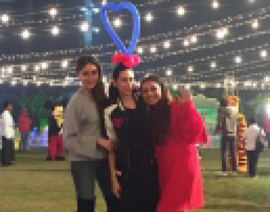 খাওয়া-দাওয়া, হই-হুল্লোড়ের পাশাপাশি জমিয়ে হল আড্ডা।