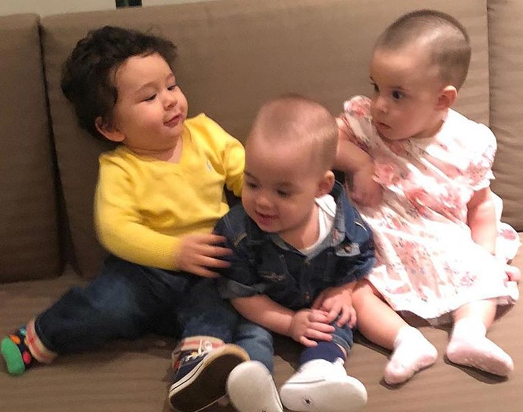 খেলায় মগ্ন করিনার ছেলে তৈমুর এবং কর্ণ জোহরের যমজ সন্তান যশ ও রুহি। সোশ্যাল মিডিয়ায় স্টার কিডদের ছবি ভাইরাল।