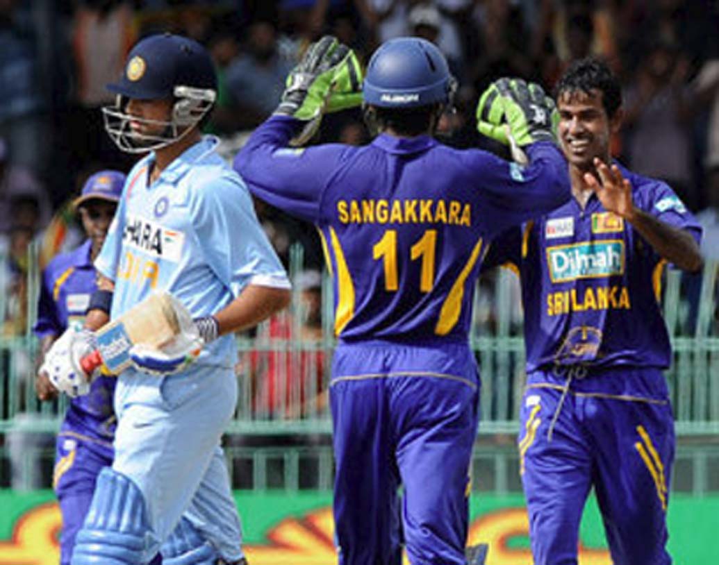২৯ অগস্ট ২০০৮: কলম্বোয় শ্রীলঙ্কার বিরুদ্ধে ১০৩ রানে শেষ হয় ভারতের ইনিংস।