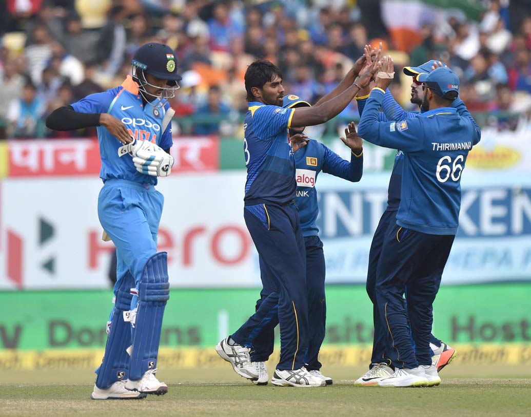 ১০ ডিসেম্বর ২০১৭: ধর্মশালায় ১১২ রানে শেষ ভারতের ইনিংস।